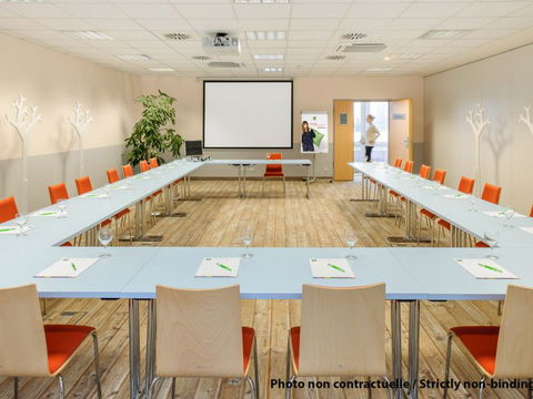 Ibis Styles Orange - Orange - Rental Cars 8
