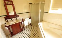 Wagga Wagga Country Cottages - - Rental Cars 5