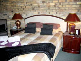 Centre Point Mid-City Motor Inn - Rental Cars 1