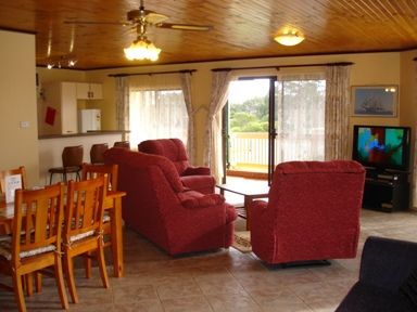 Lake Front Motel - Rental Cars 18