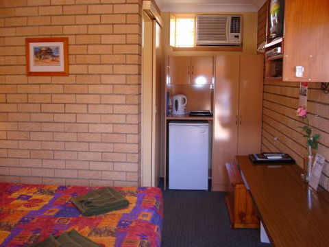 Lake Front Motel - Rental Cars 19