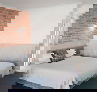 BEST WESTERN Colonial Motor Inn - Rental Cars