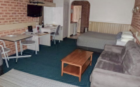 BEST WESTERN Colonial Motor Inn - Rental Cars 5