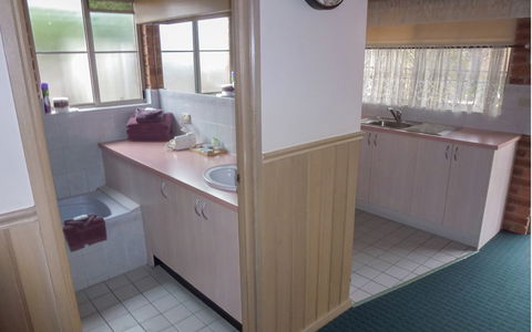 BEST WESTERN Colonial Motor Inn - Rental Cars 6