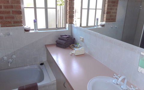 BEST WESTERN Colonial Motor Inn - Rental Cars 7