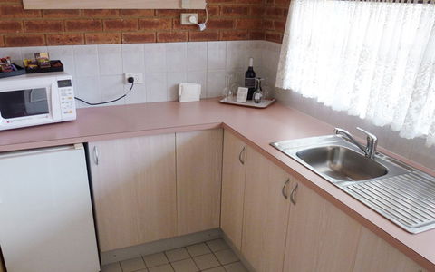 BEST WESTERN Colonial Motor Inn - Rental Cars 10