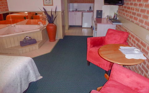 BEST WESTERN Colonial Motor Inn - Rental Cars 13