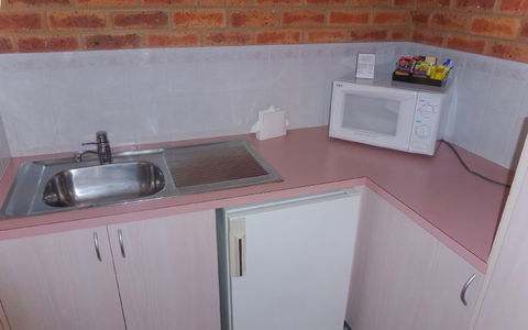 BEST WESTERN Colonial Motor Inn - Rental Cars 12