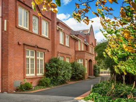 Quest Trinity House - Rental Cars 2