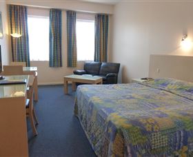 Mayfair Plaza Motel - Rental Cars 2