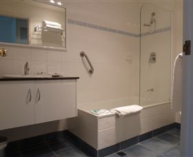 Mayfair Plaza Motel - Rental Cars 3