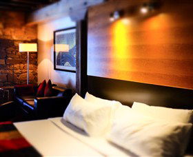 Henry Jones Art Hotel - The - Rental Cars 2