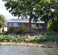 Waterside Accommodation - Derwent Hideaway - Rental Cars