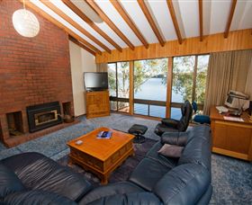 Waterside Accommodation - Derwent Retreat - Rental Cars 1