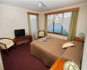 Waterside Accommodation - Derwent Retreat - Rental Cars 3
