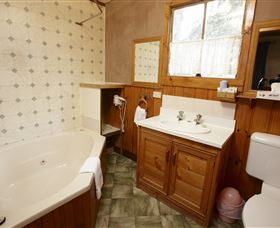 Crayfish Creek Van And Cabin Park And Spa Treehouse - Rental Cars 1