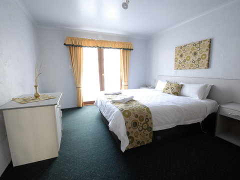 Alanvale Apartments & Motor Inn - Rental Cars 1