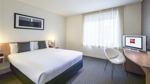 Ibis Melbourne Hotel And Apartments - Rental Cars 0