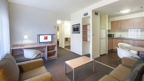 Ibis Melbourne Hotel And Apartments - Rental Cars 1