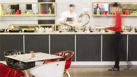Ibis Melbourne Hotel And Apartments - Rental Cars 2