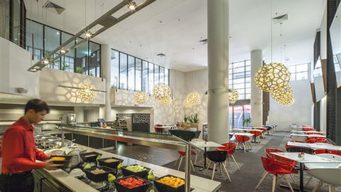 Ibis Melbourne Hotel And Apartments - Rental Cars 3