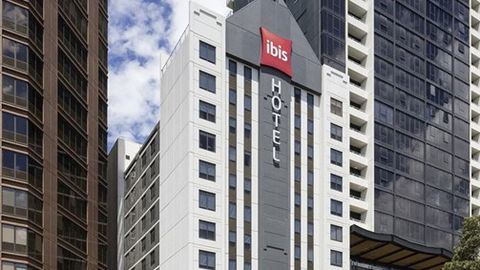 Ibis Melbourne Hotel And Apartments - Rental Cars 4