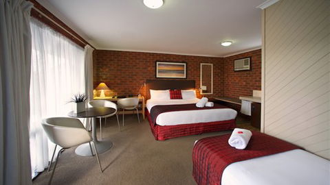 Admiral Motor Inn - Rental Cars 2