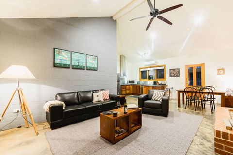 Alpine Edge Accommodation - Rental Cars 0