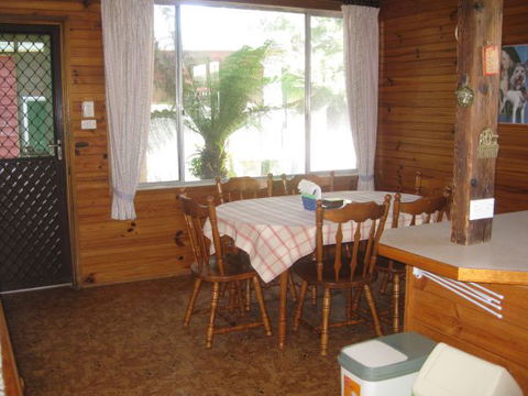 Grantham House  Pet Friendly Holiday Home - Rental Cars 1