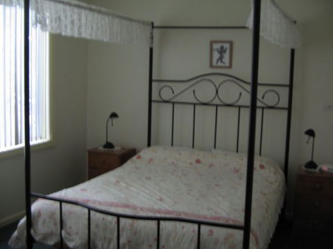 Grantham House  Pet Friendly Holiday Home - Rental Cars 2