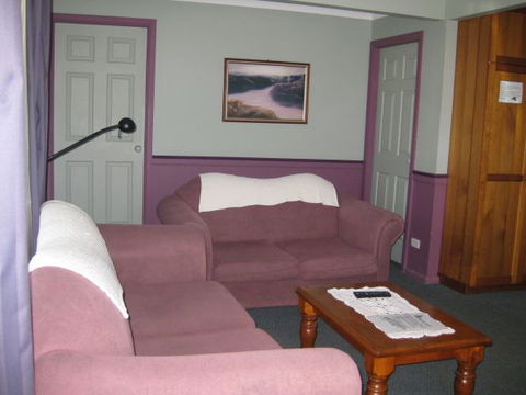 Grantham House  Pet Friendly Holiday Home - Rental Cars 5