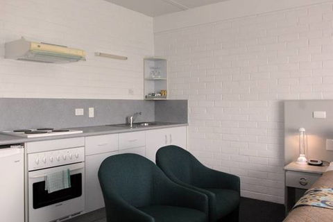 Adina Place Motel Apartments - Rental Cars 1