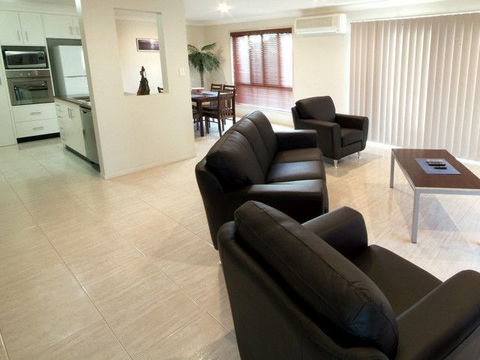 Annand Mews Serviced Apartments - Rental Cars 1