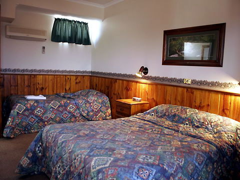 Astor Motor Inn - Rental Cars 1