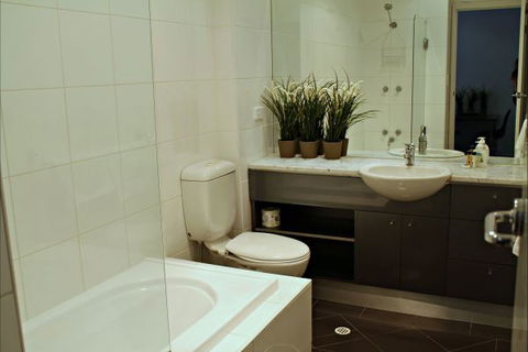 ADELAIDE DRESSCIRCLE APARTMENTS - THE PALMS APARTMENTS KENT TOWN - Rental Cars 11