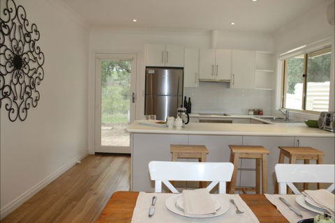 Hughes Park Cottage & Weddings - Rental Cars 4