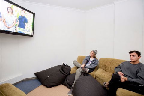 The Nook Backpackers - Rental Cars 4