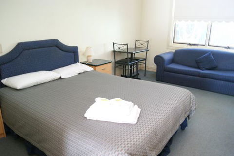 Valley Hotel Motel - Rental Cars 2