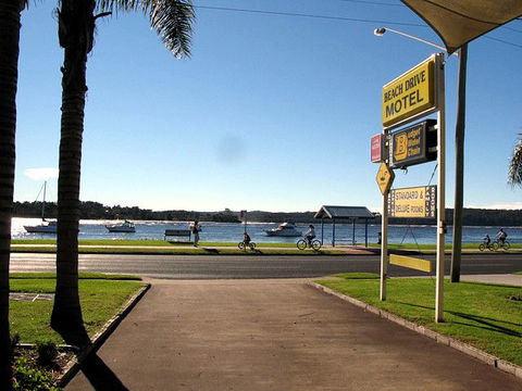 Beach Drive Motel - Rental Cars 1