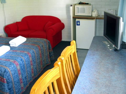 Beach Drive Motel - Rental Cars 3
