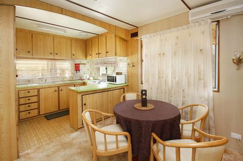 Mapleton Cabins & Caravan Park - Rental Cars 4