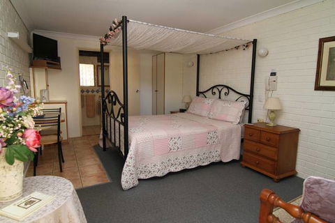 Esk Wivenhoe Motor Inn - Rental Cars 1