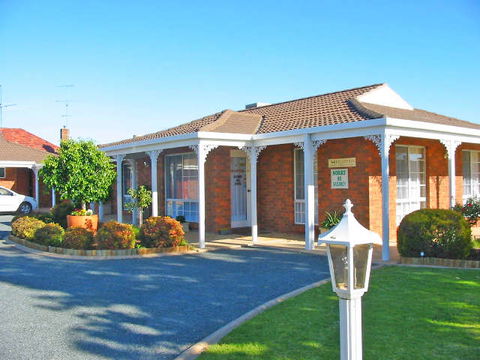Goldtera Motor Inn - Rental Cars 0