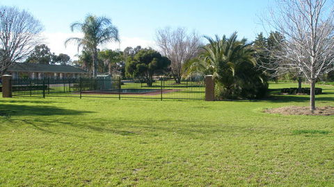 Golfview Motor Inn - Rental Cars 3