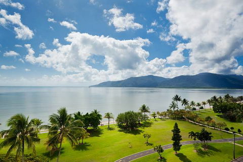 Holiday Inn Cairns Harbourside - Rental Cars 2