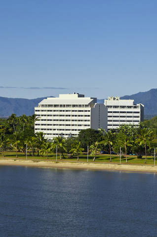 Holiday Inn Cairns Harbourside - Rental Cars 4