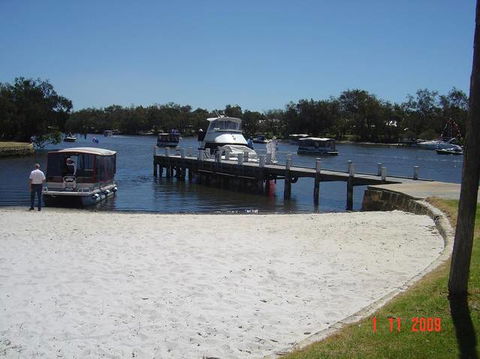 Lakeside Holiday Apartments - Rental Cars 4