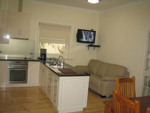 MacDonnell House (Naracoorte Cottages) - Rental Cars 3