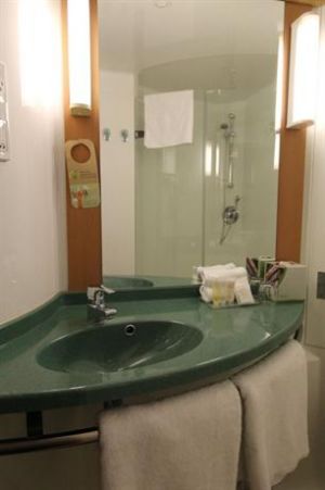 Ibis Newcastle - Rental Cars 1