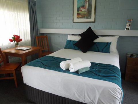 Moore Park Beach Motel - Rental Cars 0